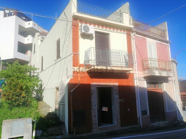 esavano in vendita a Gualtieri Sicaminò