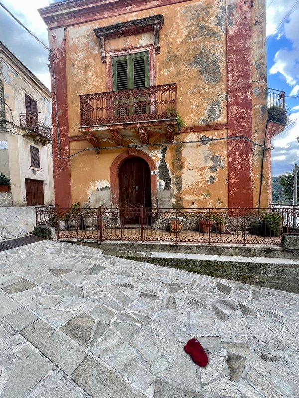 pentavano in vendita a Gualtieri Sicaminò