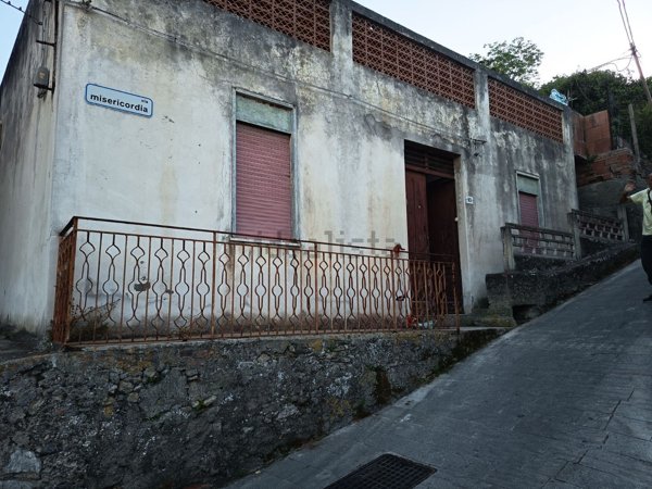 casa indipendente in vendita a Gualtieri Sicaminò