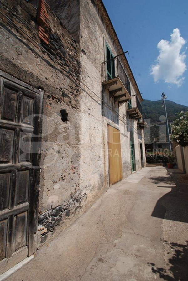 casa indipendente in vendita a Leni in zona Rinella