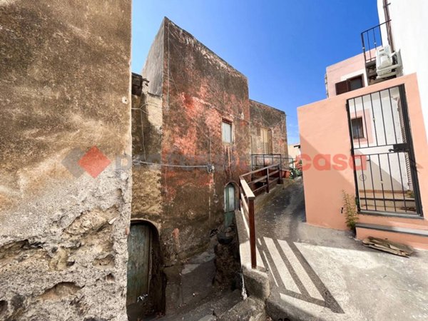 casa indipendente in vendita a Leni in zona Rinella