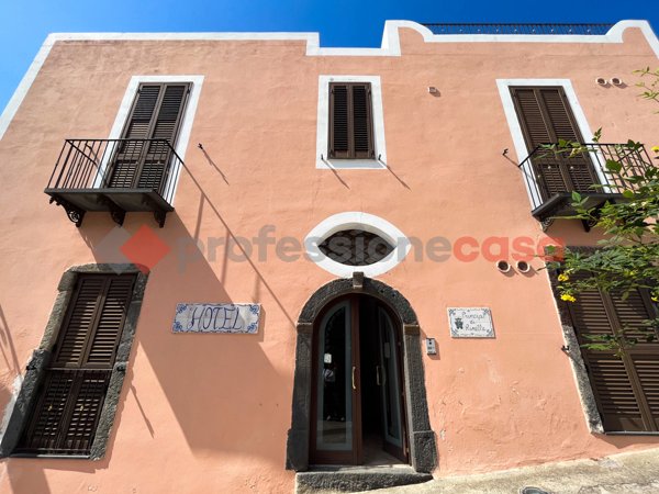 negozio in vendita a Leni in zona Rinella