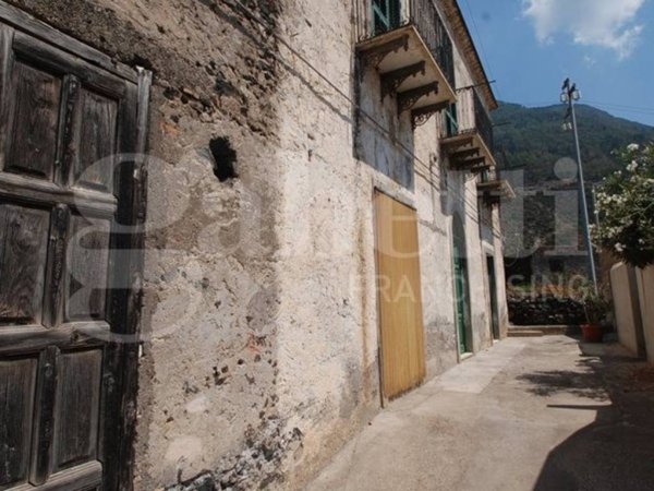 casa indipendente in vendita a Leni in zona Rinella