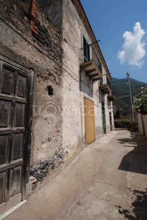 casa indipendente in vendita a Leni in zona Rinella