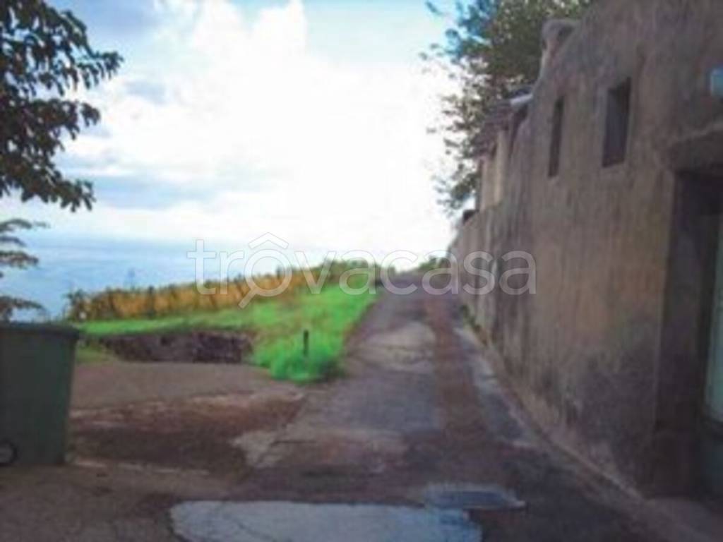 casa indipendente in vendita a Leni in zona Valdichiesa