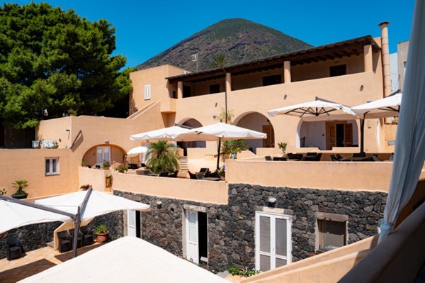 albergo in vendita a Leni in zona Rinella
