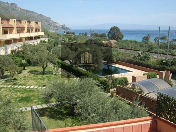 casa indipendente in vendita a Letojanni