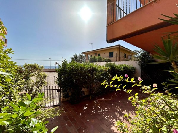casa indipendente in vendita a Letojanni