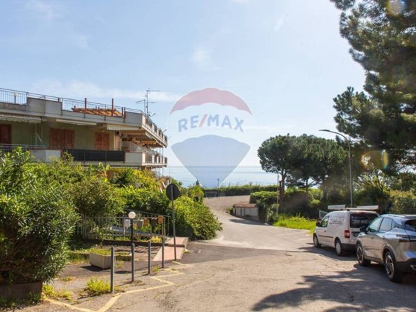 casa indipendente in vendita a Letojanni
