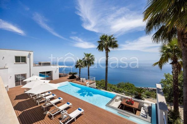 casa indipendente in vendita a Letojanni