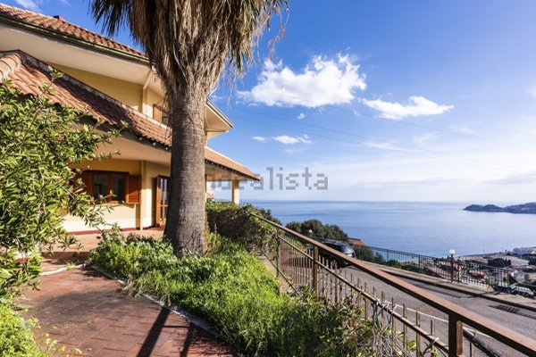 casa indipendente in vendita a Letojanni