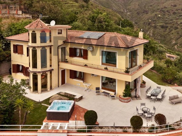 casa indipendente in vendita a Letojanni