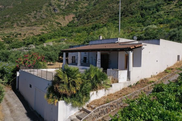 casa indipendente in vendita a Malfa in zona Capo Faro