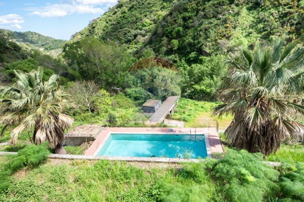 casa indipendente in vendita a Mandanici