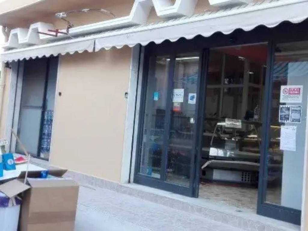 locale commerciale in vendita a Messina in zona Larderia