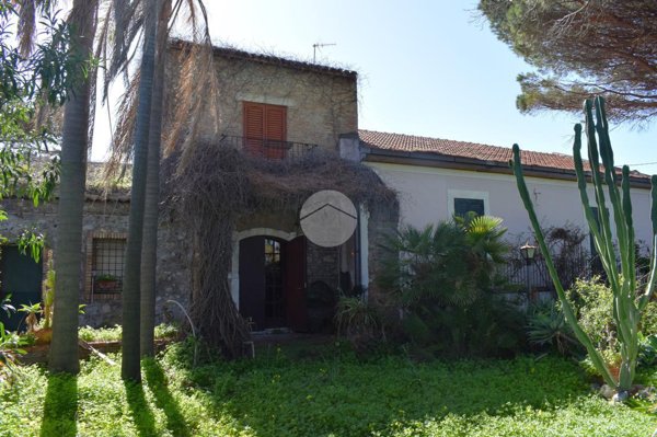 casa indipendente in vendita a Messina in zona Centro Storico