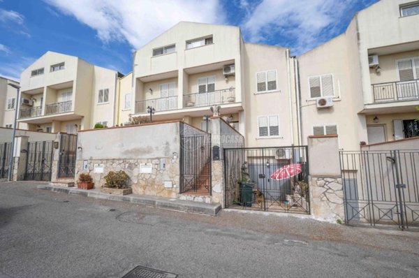 casa indipendente in vendita a Messina in zona Contesse