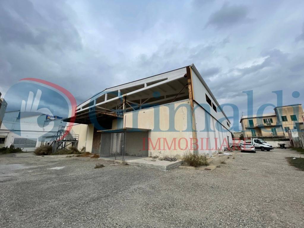 locale commerciale in vendita a Messina in zona Tremestieri