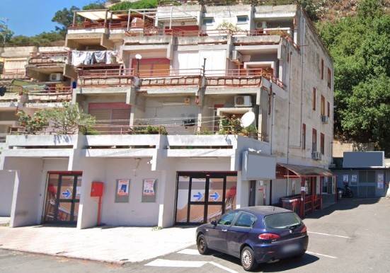 negozio in vendita a Messina in zona Santissima Annunziata