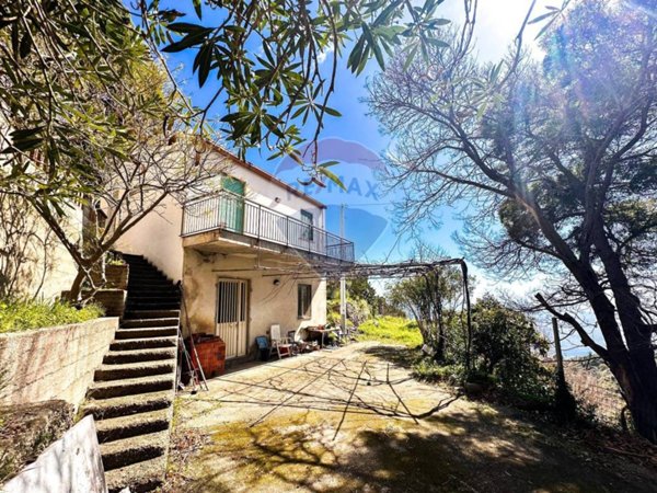 casa indipendente in vendita a Messina in zona Centro Storico
