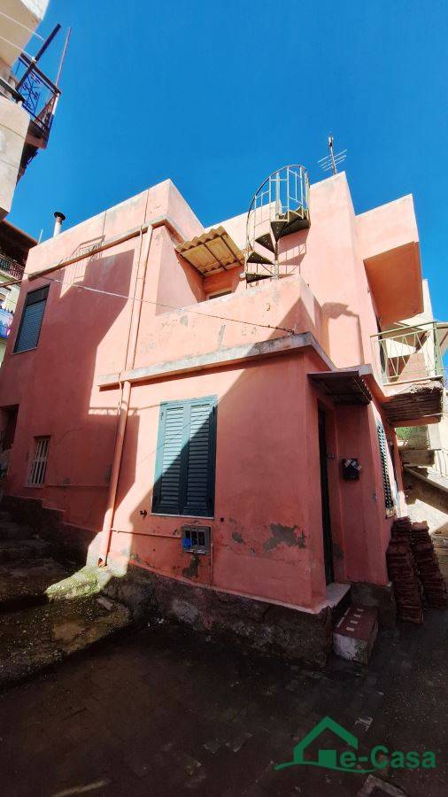 casa indipendente in vendita a Messina in zona Santa Lucia