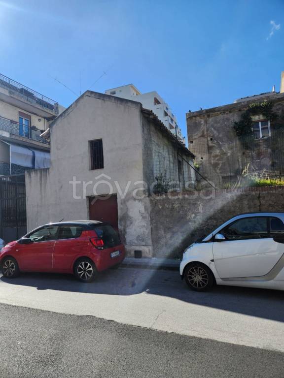 locale commerciale in vendita a Messina in zona Santa Lucia