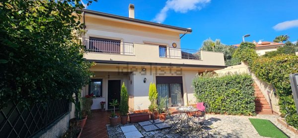 casa indipendente in vendita a Messina in zona Faro Superiore