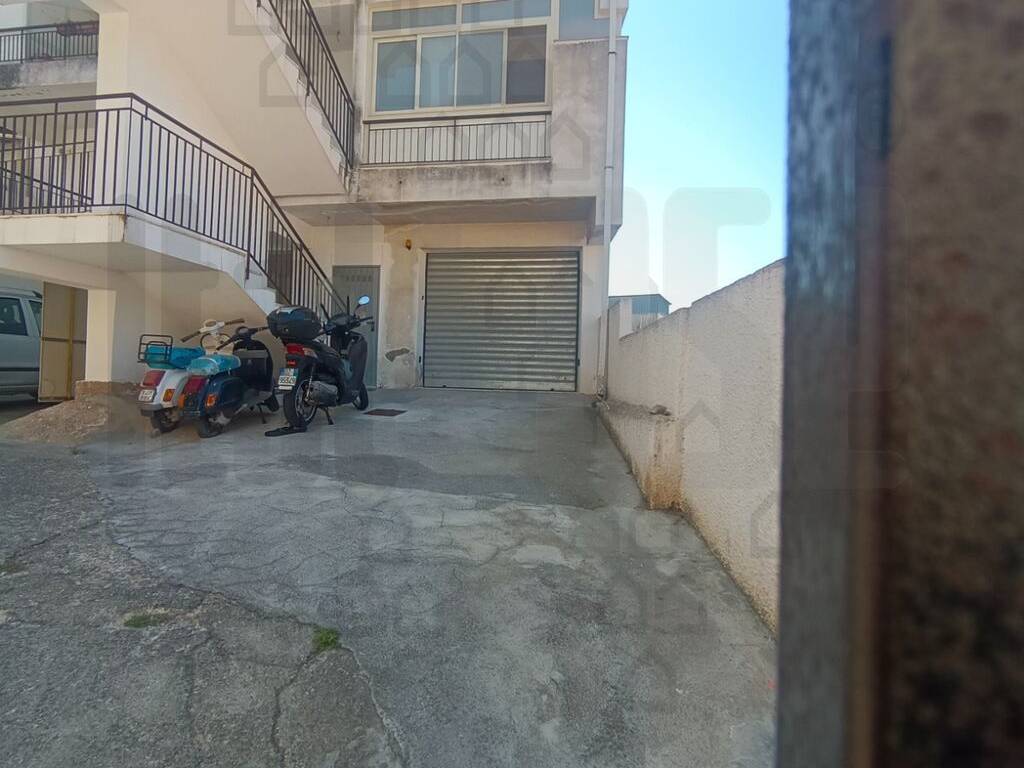 negozio in vendita a Messina in zona Camaro