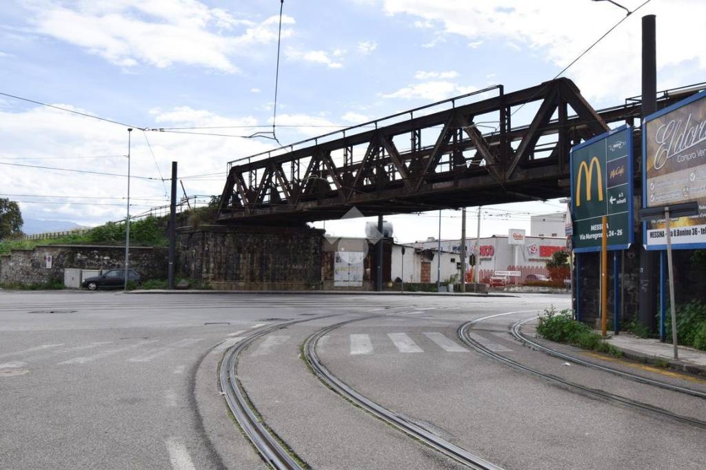 negozio in vendita a Messina in zona Gazzi