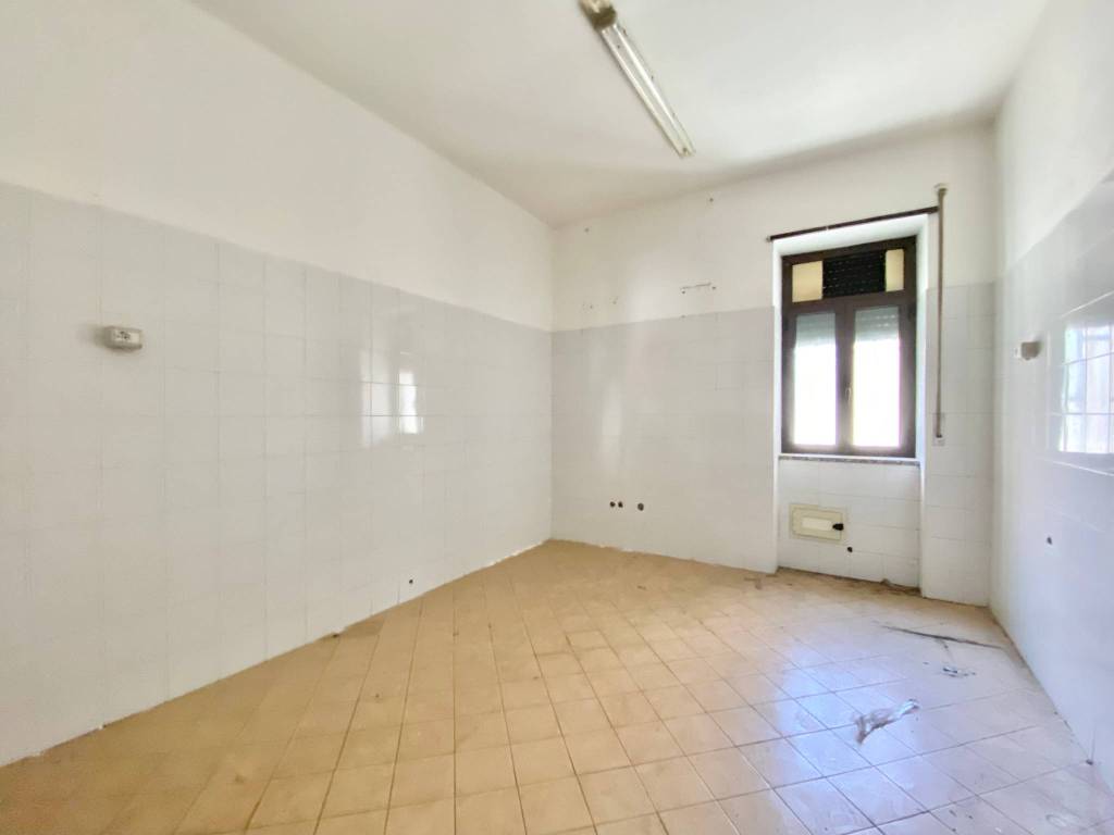 negozio in vendita a Messina in zona Santissima Annunziata