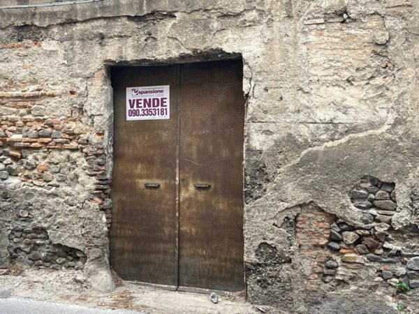 locale commerciale in vendita a Messina in zona San Filippo