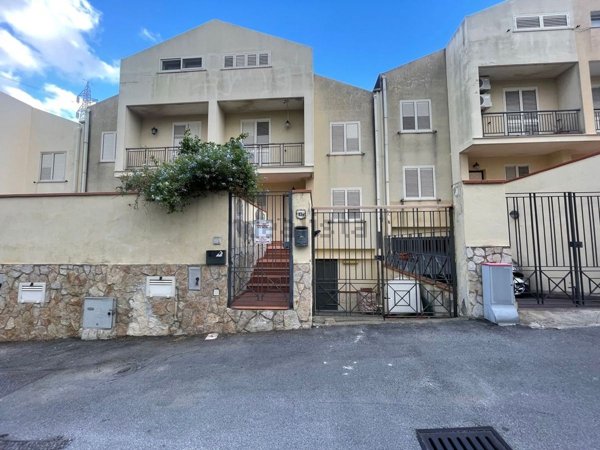 casa indipendente in vendita a Messina in zona Santa Lucia
