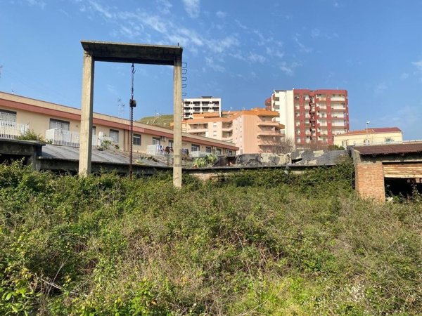 negozio in vendita a Messina in zona Santa Lucia