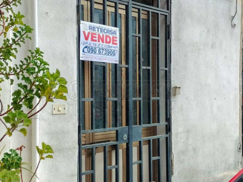 locale commerciale in vendita a Messina in zona Bordonaro