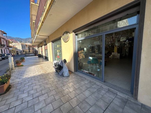 negozio in vendita a Messina in zona Tremestieri
