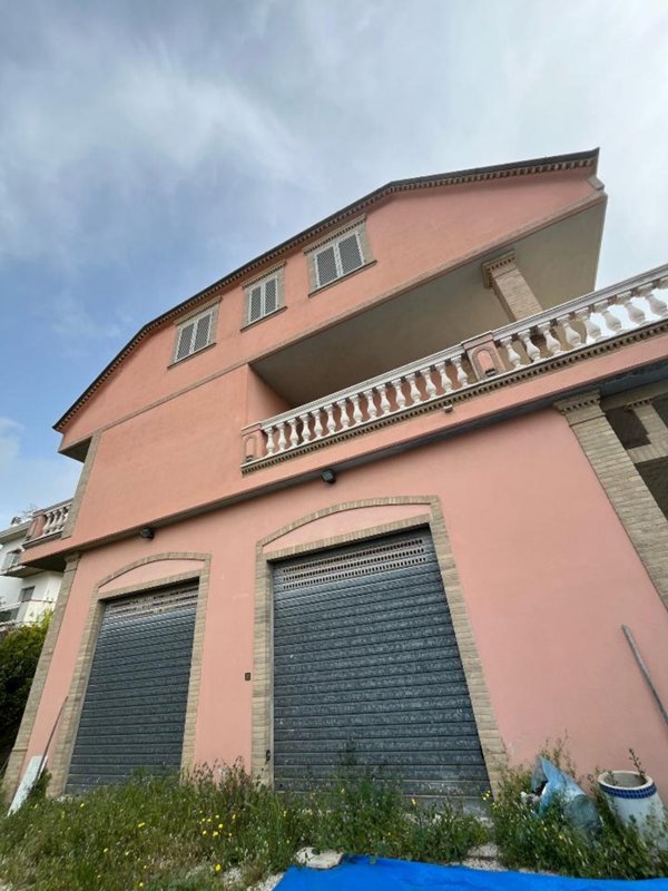 negozio in vendita a Messina in zona San Licandro