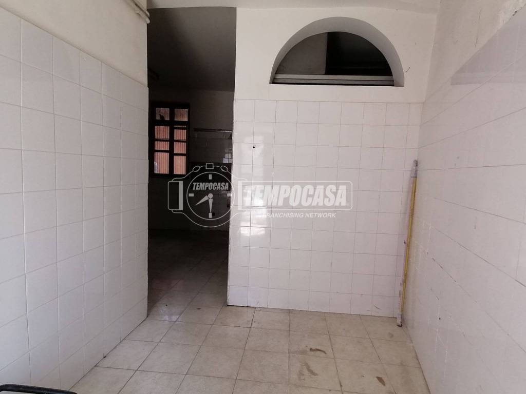 negozio in vendita a Messina in zona Santissima Annunziata
