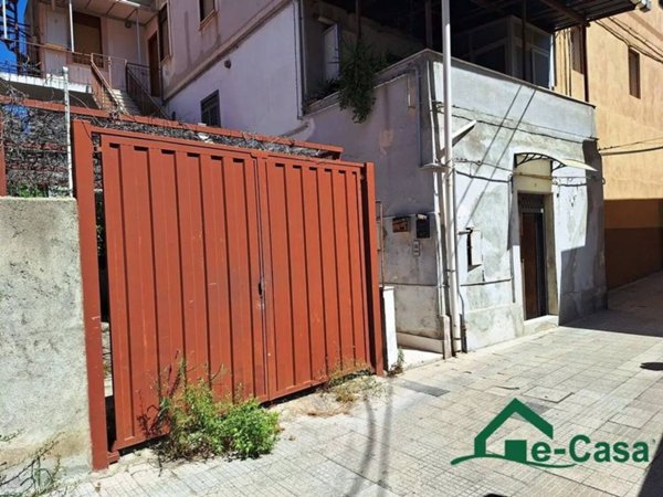 negozio in vendita a Messina in zona Gazzi