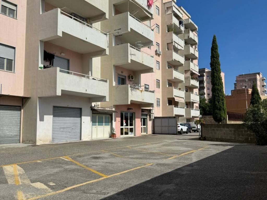 locale commerciale in vendita a Messina in zona Santissima Annunziata