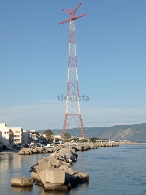 locale commerciale in vendita a Messina in zona Torre Faro