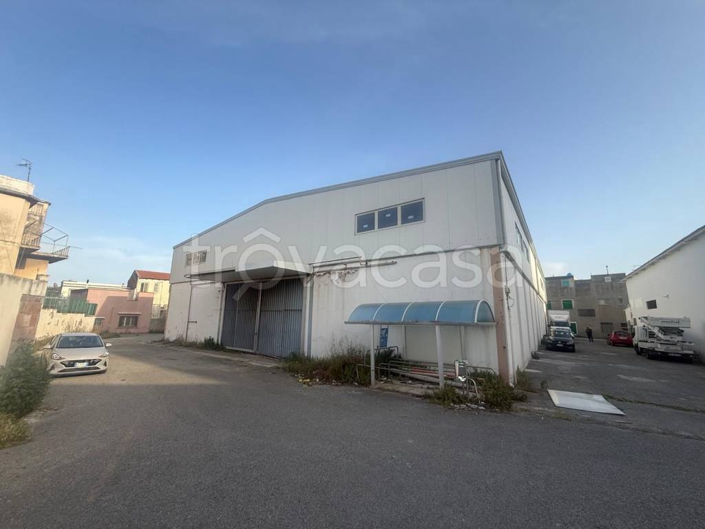 locale commerciale in vendita a Messina in zona Tremestieri