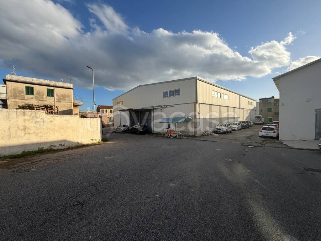 locale commerciale in vendita a Messina in zona Tremestieri