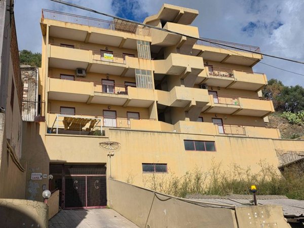 intera palazzina in vendita a Messina in zona Gazzi