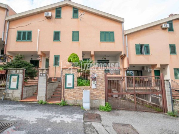 casa indipendente in vendita a Messina in zona Santa Lucia