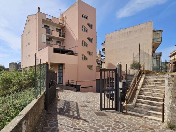 locale commerciale in vendita a Messina in zona Gazzi