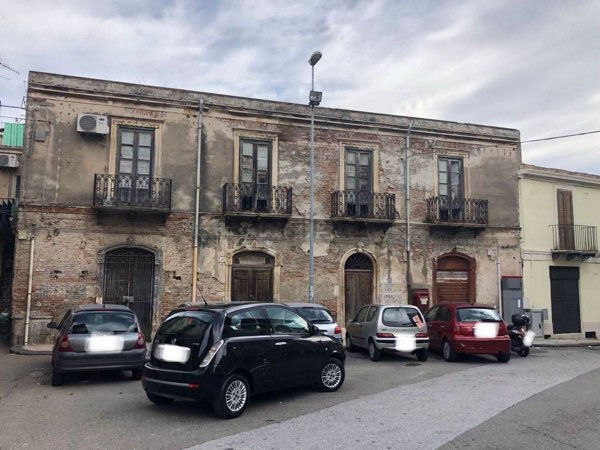 locale commerciale in vendita a Messina in zona Bordonaro