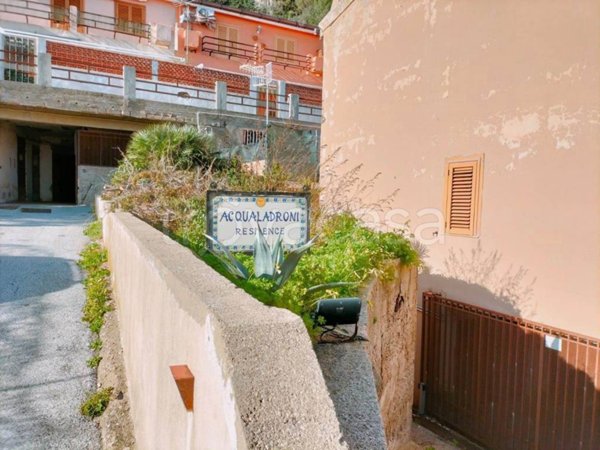locale di sgombero in vendita a Messina in zona Acqualadroni