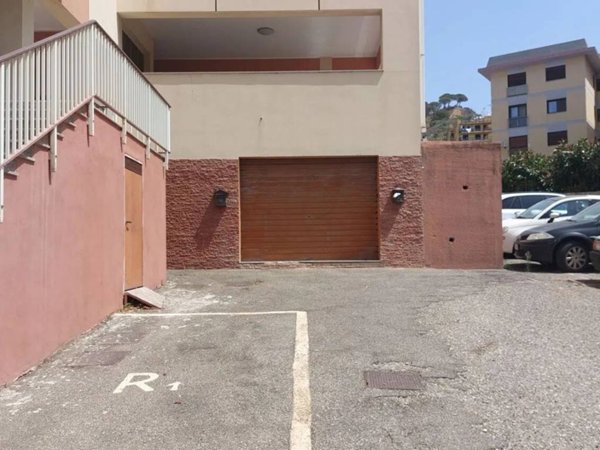 negozio in vendita a Messina in zona Santissima Annunziata