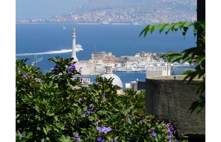 casa indipendente in vendita a Messina in zona Centro Storico