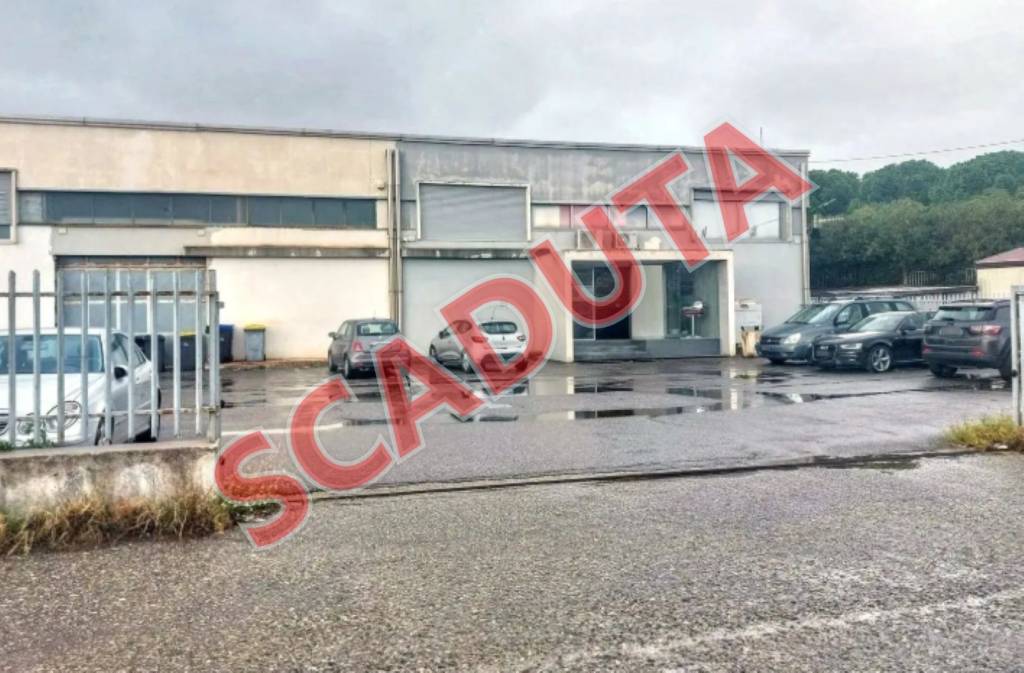 locale commerciale in vendita a Messina in zona Larderia